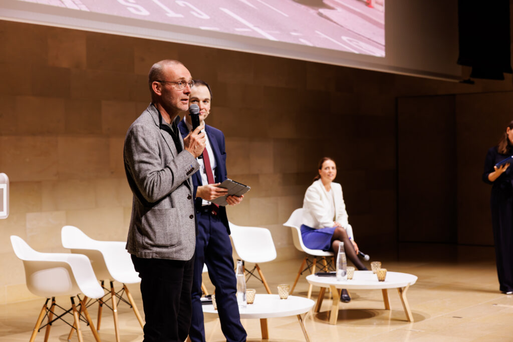 Un intervenant prend la parole au Sommet de la Transformation au 3 Mazarium à Paris, en novembre 2025