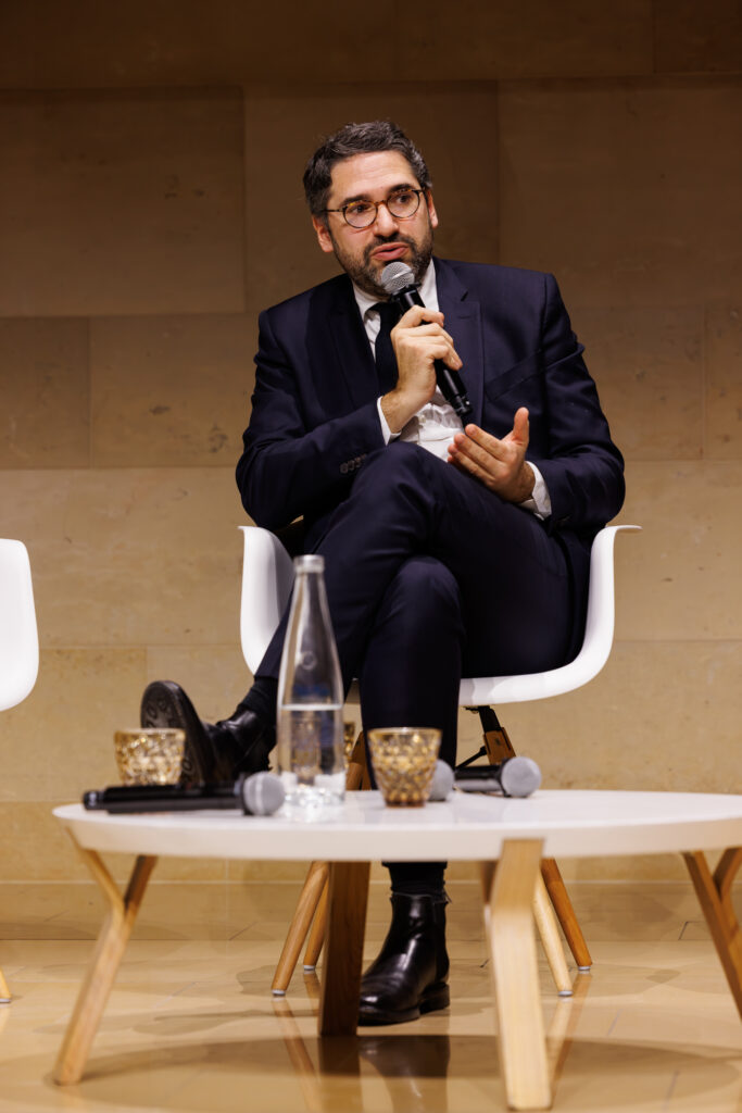 Un intervenant prenant la parole au Sommet de la Transformation au 3 Mazarium à Paris, en novembre 2025