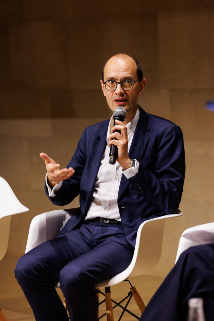Intervenant prenant la parole au Sommet de la Transformation au 3 Mazarium à Paris, en novembre 2025
