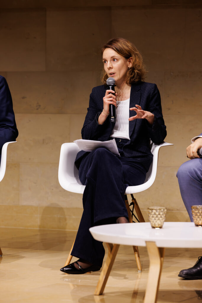 Intervenante prenant la parole au Sommet de la Transformation au 3 Mazarium à Paris, en novembre 2025