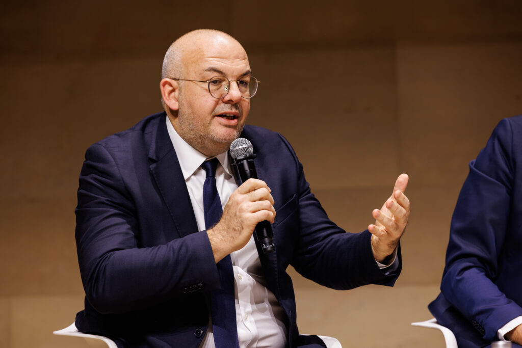 Un intervenant prend la parole au Sommet de la Transformation au 3 Mazarium à Paris, en novembre 2025