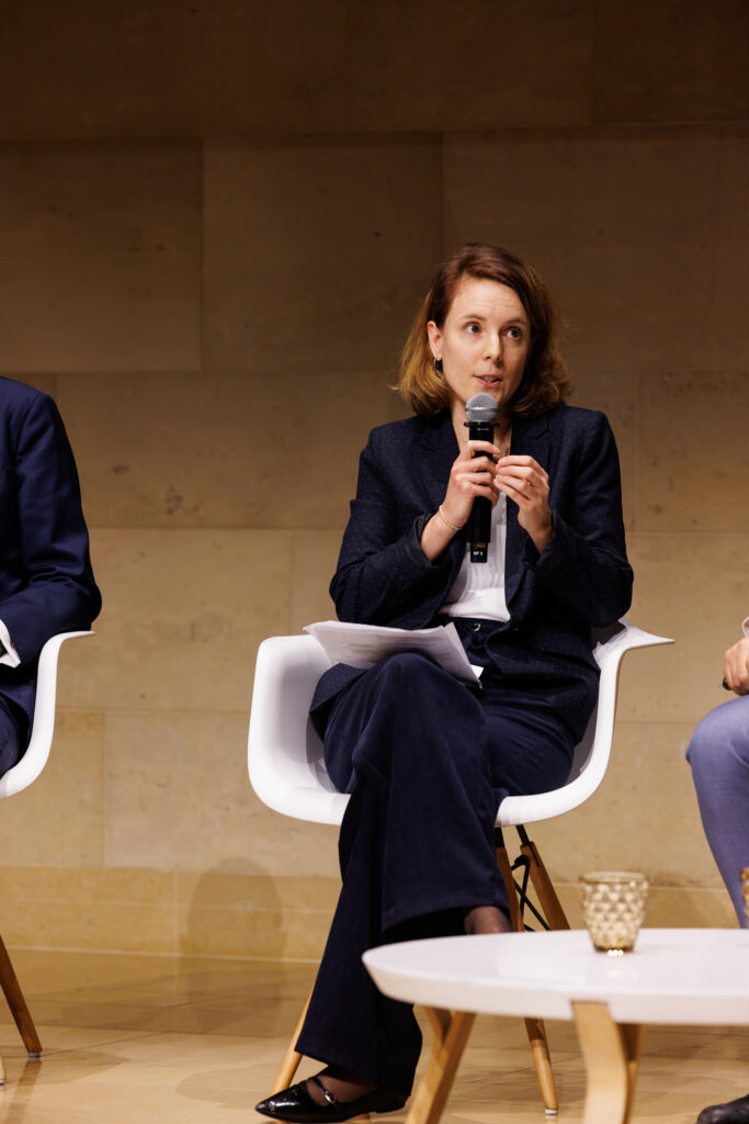 Intervenante prenant la parole lors du Sommet de la Transformation au 3 Mazarium à Paris, en novembre 2025