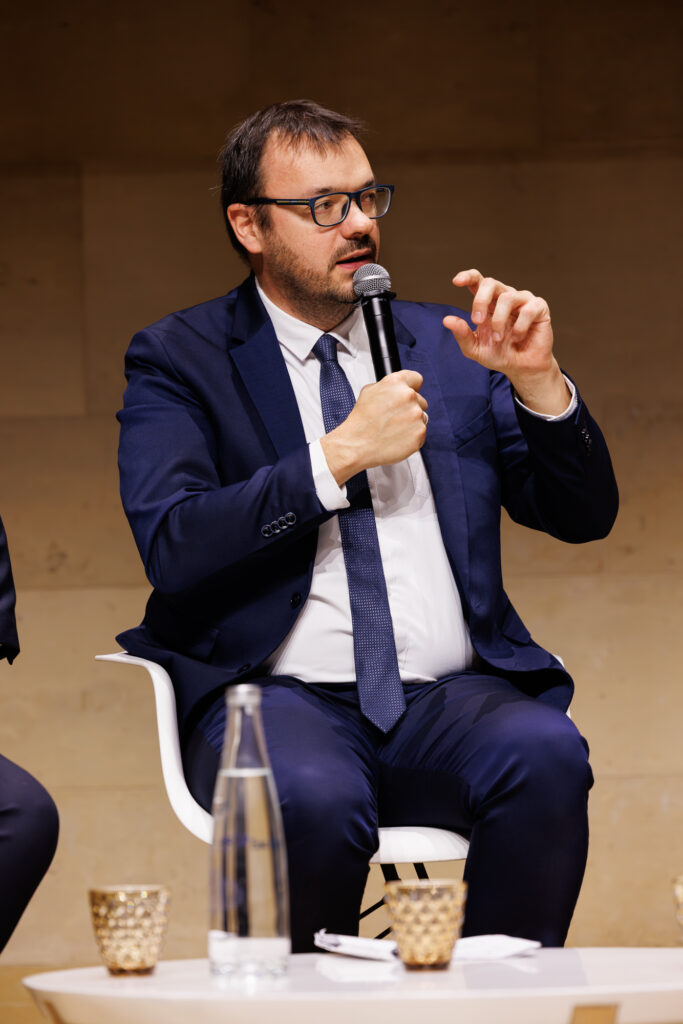 Intervenant prenant la parole au Sommet de la Transformation au 3 Mazarium à Paris, en novembre 2025