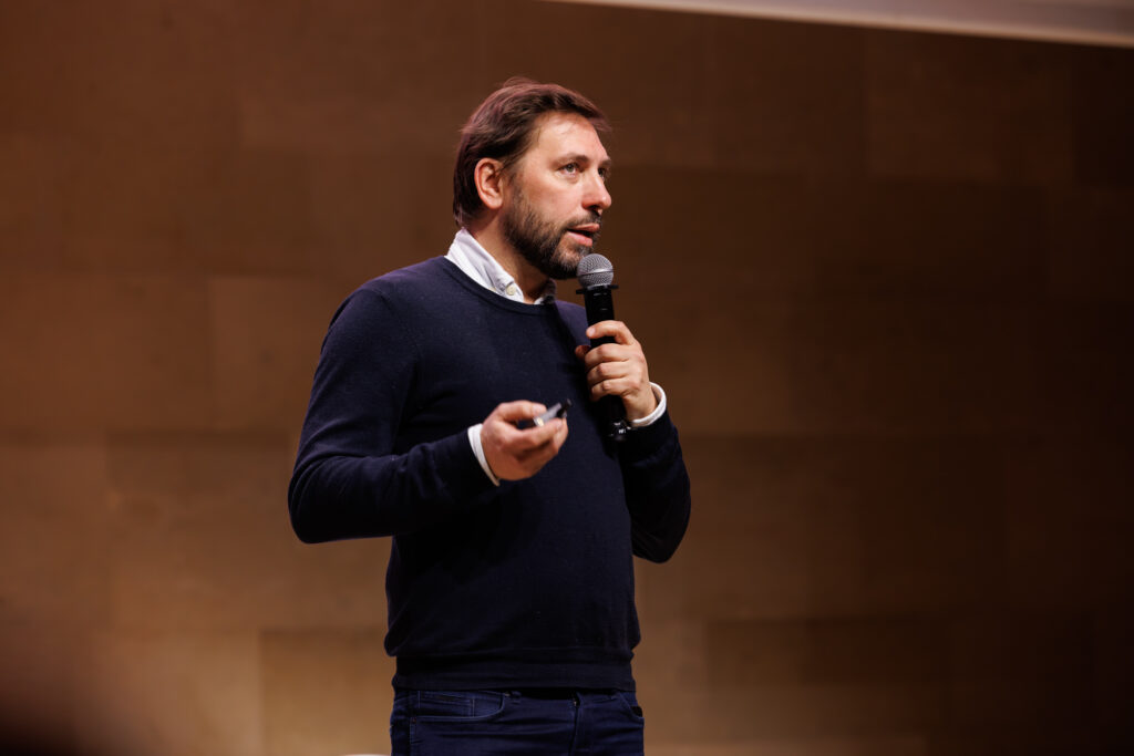 Intervenant prenant la parole au Sommet de la Transformation au 3 Mazarium à Paris, en novembre 2025