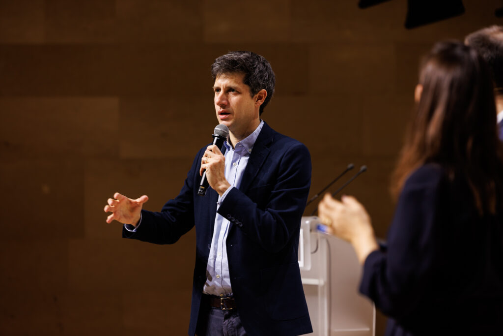 Intervenant prenant la parole au Sommet de la Transformation au 3 Mazarium à Paris, en novembre 2025
