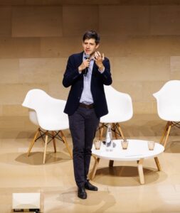 Intervenant prenant la parole au Sommet de la Transformation au 3 Mazarium à Paris, en novembre 2025