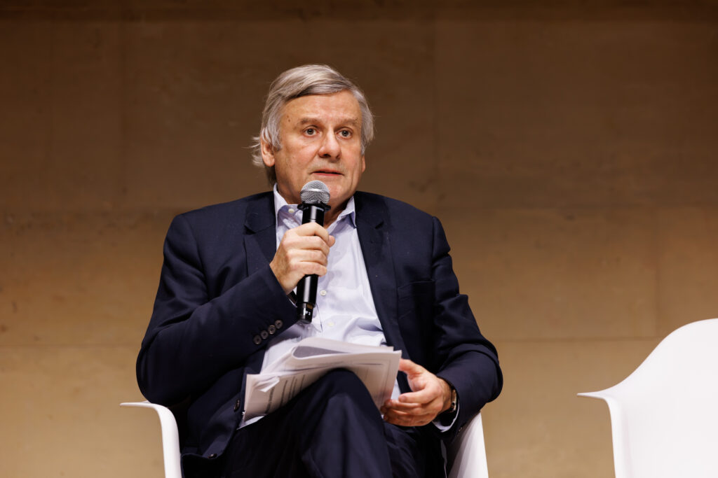 Un intervenant prenant la parole au Sommet de la Transformation au 3 Mazarium à Paris, en novembre 2025