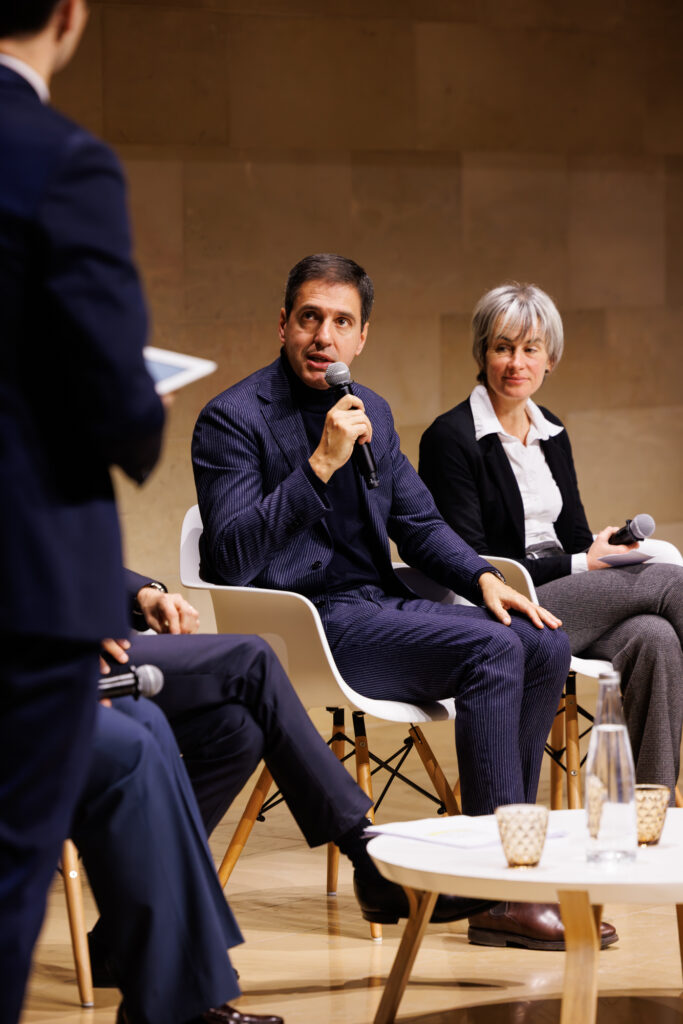 Un intervenant prend la parole au Sommet de la Transformation au 3 Mazarium à Paris, en novembre 2025