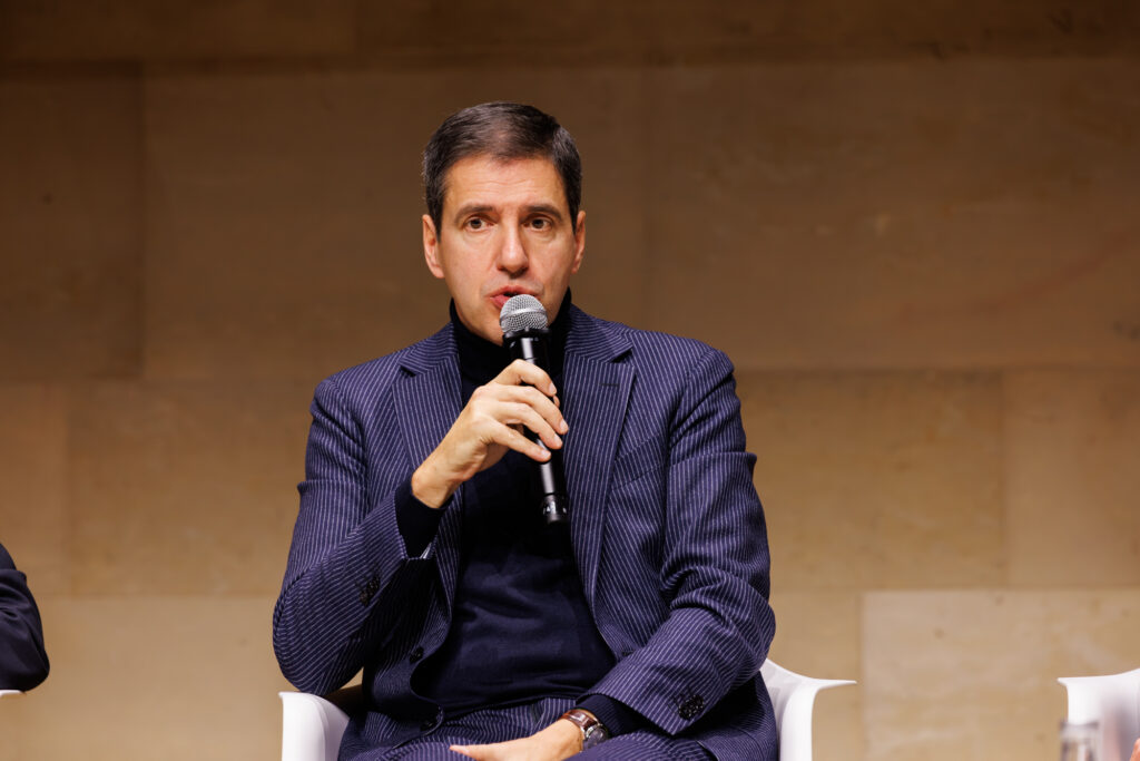 Intervenant prenant la parole au Sommet de la Transformation au 3 Mazarium à Paris, en novembre 2025