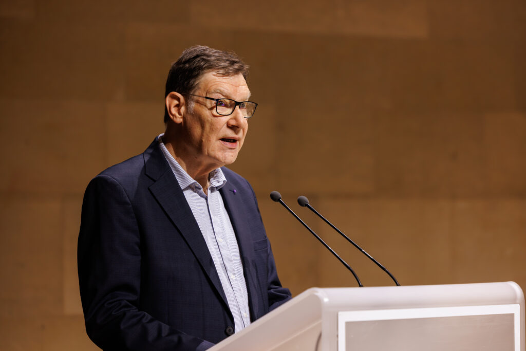 Un intervenant prend la parole au Sommet de la Transformation au 3 Mazarium à Paris, en novembre 2025