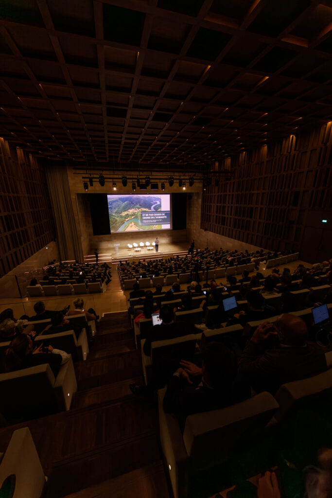Public réuni dans l’auditorium du 3 Mazarium à Paris pour le Sommet de la Transformation, en novembre 2025