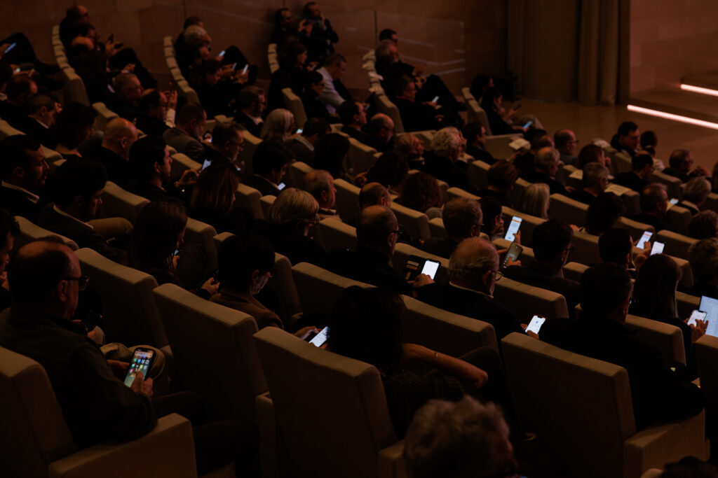 Public assis au 3 Mazarium à Paris lors du Sommet de la Transformation, en novembre 2025