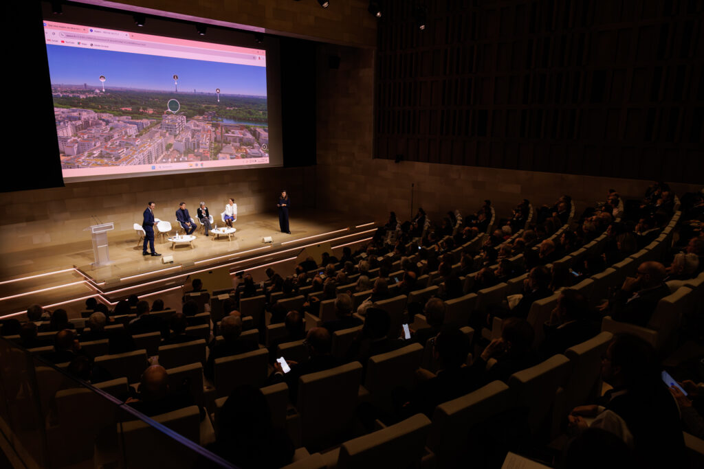Public assistant à une table ronde du Sommet de la Transformation au 3 Mazarium à Paris, novembre 2025