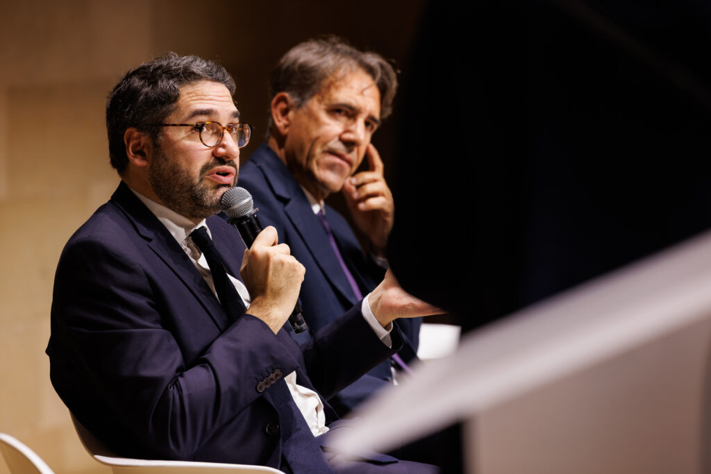Deux intervenants lors d’une table ronde du Sommet de la Transformation au 3 Mazarium à Paris, novembre 2025