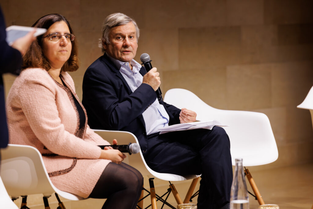 Deux intervenants en table ronde au Sommet de la Transformation au 3 Mazarium à Paris, novembre 2025