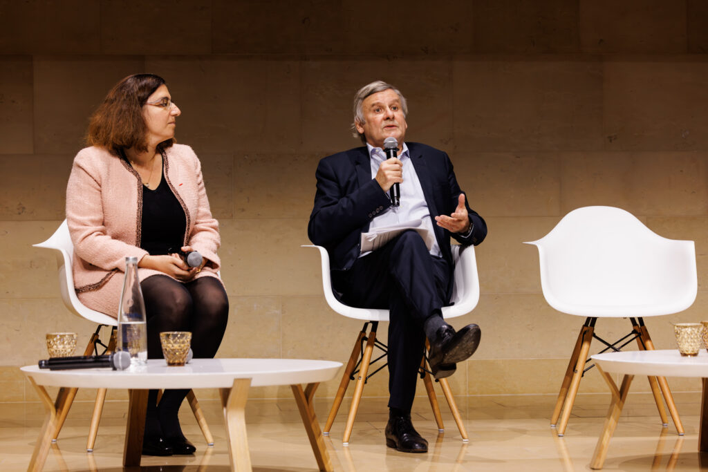 Deux intervenants échangent sur scène au Sommet de la Transformation au 3 Mazarium à Paris, en novembre 2025