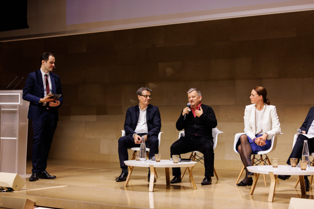 Intervenants lors d’une table ronde du Sommet de la Transformation au 3 Mazarium à Paris, en novembre 2025