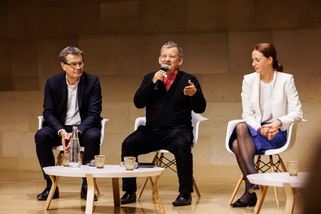 Trois intervenants en table ronde au Sommet de la Transformation au 3 Mazarium à Paris, en novembre 2025