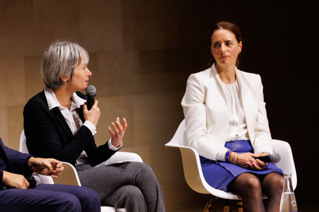 Une intervenante prend la parole au Sommet de la Transformation au 3 Mazarium à Paris, en novembre 2025