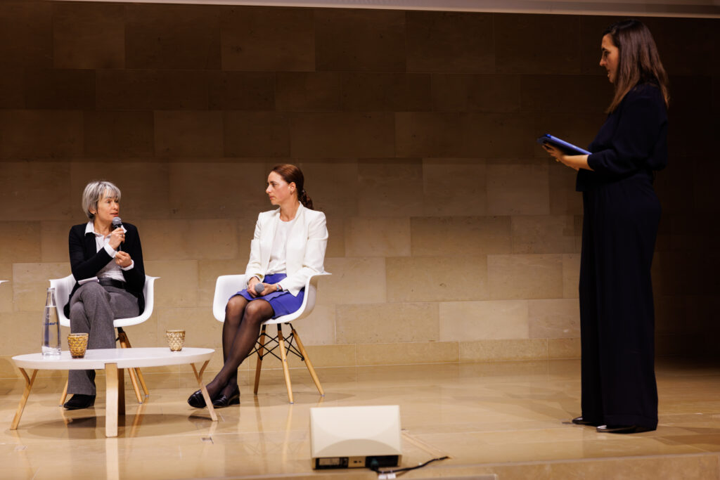 Trois intervenantes lors d’une table ronde du Sommet de la Transformation à Paris, en novembre 2025