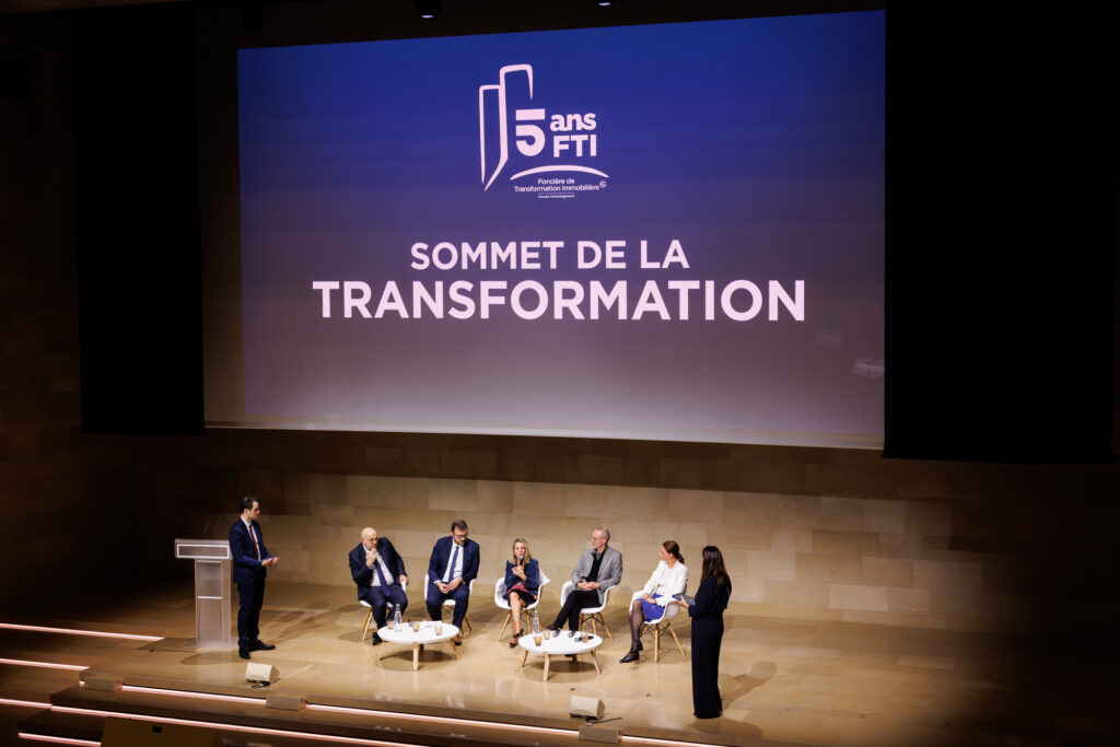 Table ronde sur scène lors du Sommet de la Transformation au 3 Mazarium à Paris, en novembre 2025