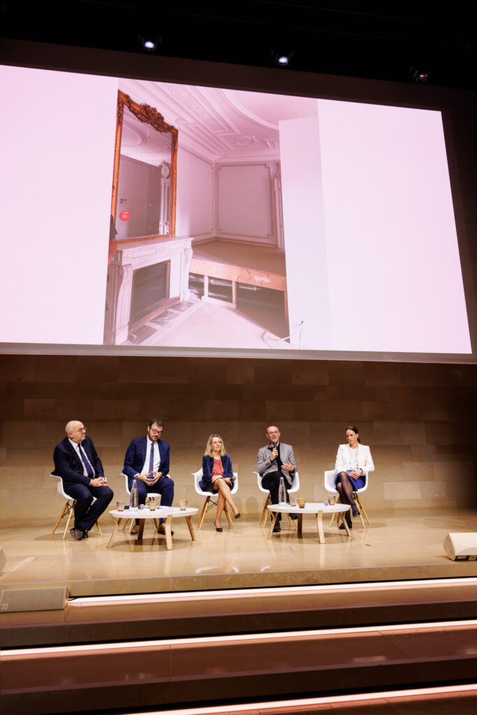 Six intervenants sur scène lors du Sommet de la Transformation au 3 Mazarium à Paris, en novembre 2025