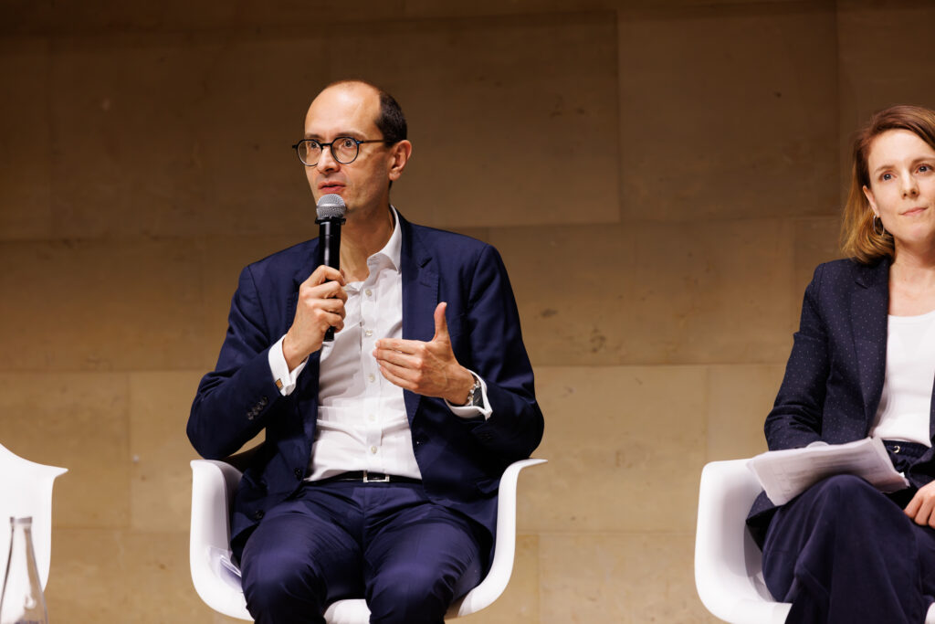 Deux intervenants en table ronde au Sommet de la Transformation au 3 Mazarium à Paris, en novembre 2025