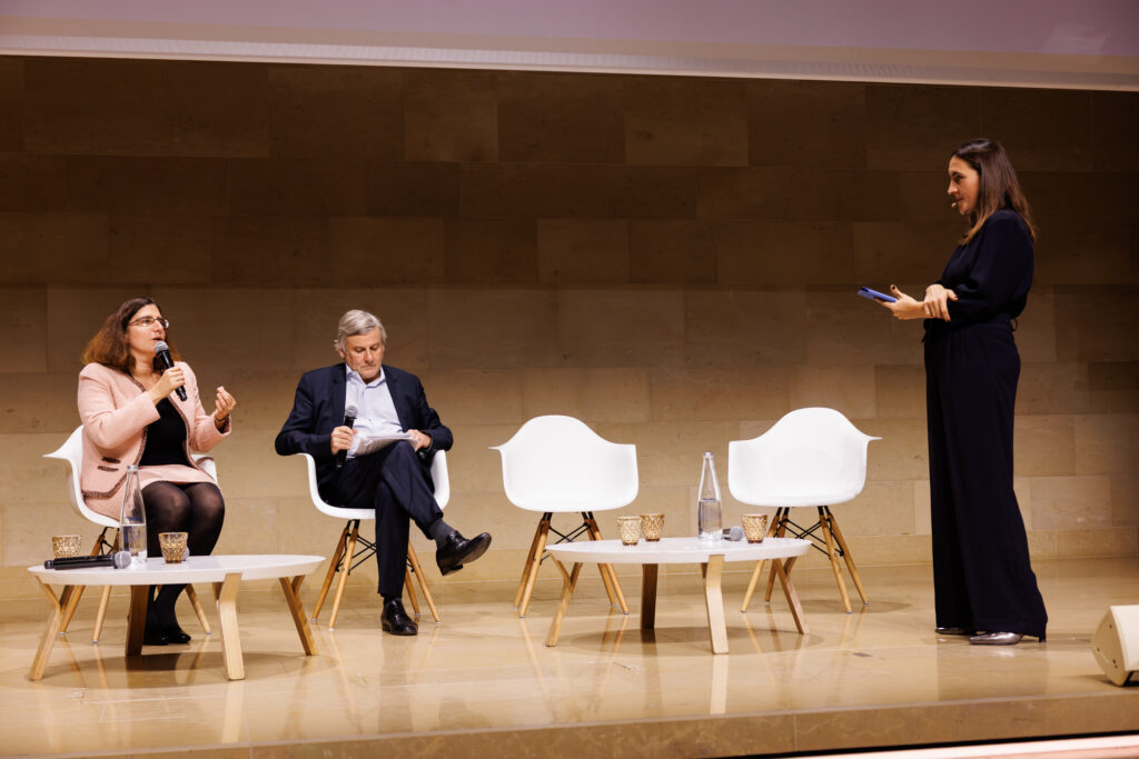 Une intervenante face à deux participantes au Sommet de la Transformation à Paris, le 26 novembre 2025