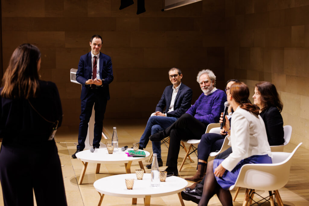 Intervenants en table ronde au Sommet de la Transformation au 3 Mazarium à Paris, en novembre 2025