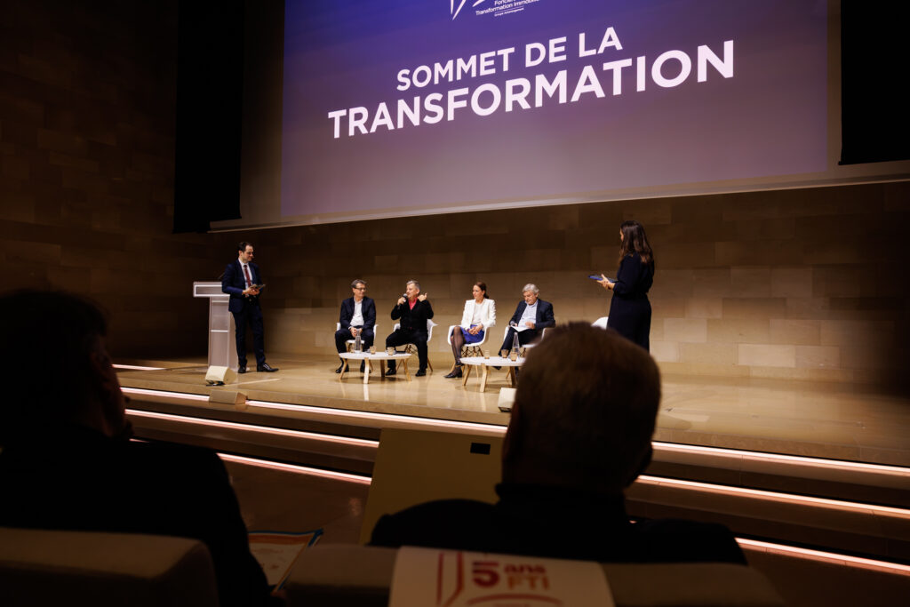 Table ronde devant le public au Sommet de la Transformation au 3 Mazarium à Paris, en novembre 2025