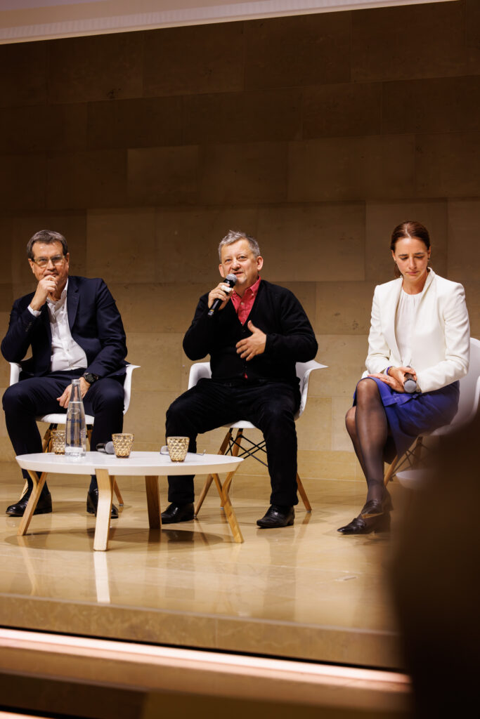Trois intervenants en table ronde au Sommet de la Transformation à Paris, novembre 2025