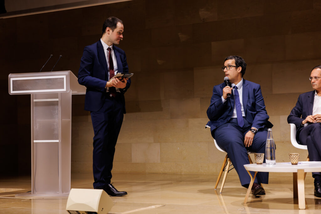Un intervenant prenant la parole sur scène au Sommet de la Transformation à Paris, en novembre 2025