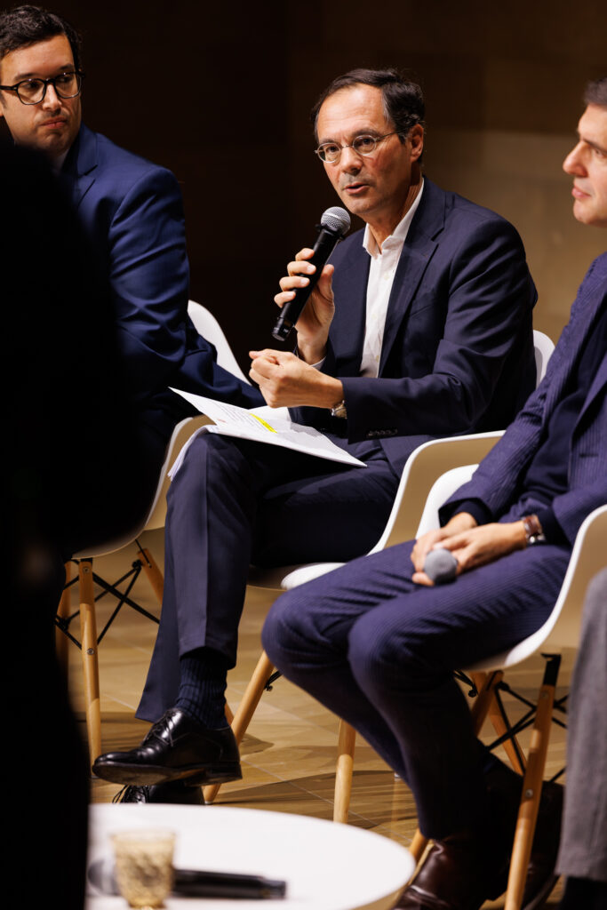 Intervenant prenant la parole au Sommet de la Transformation à Paris, en novembre 2025