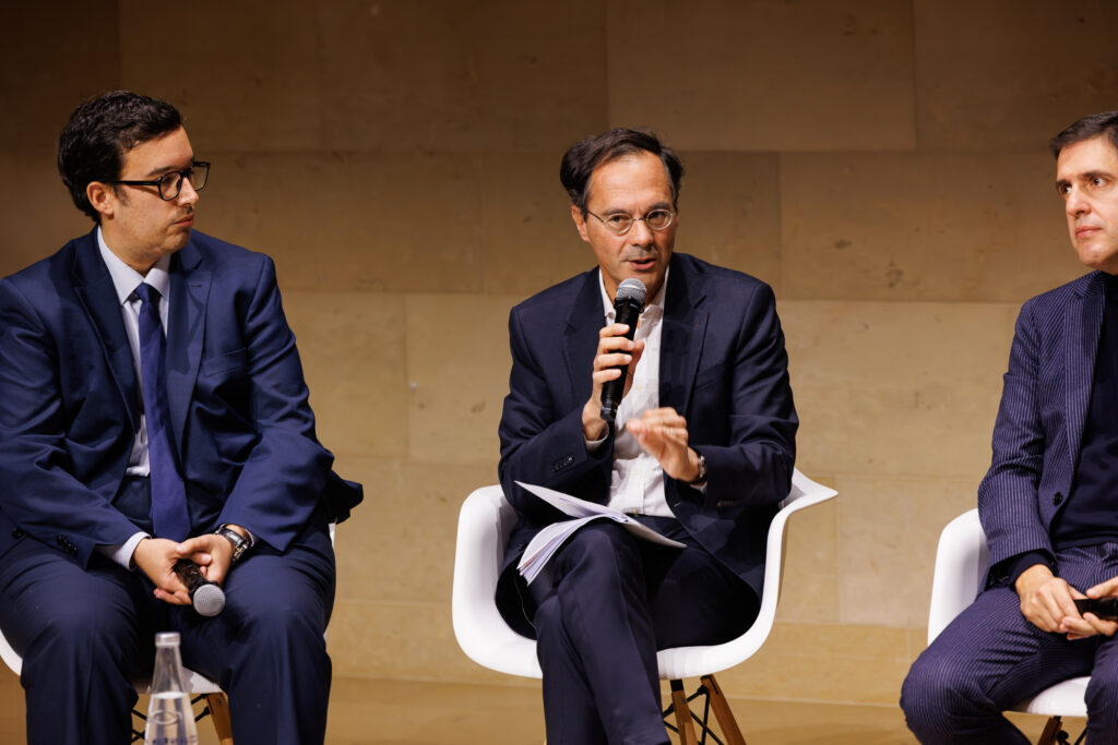 Trois intervenants lors d’une table ronde du Sommet de la Transformation au 3 Mazarium à Paris, novembre 2025