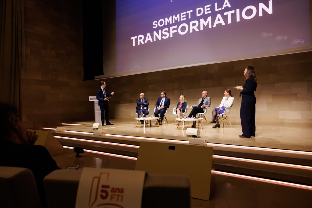 Table ronde sur scène lors du Sommet de la Transformation au 3 Mazarium à Paris, en novembre 2025