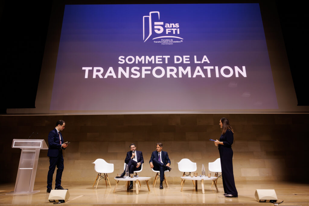 Quatre intervenants sur scène au Sommet de la Transformation au 3 Mazarium à Paris, en novembre 2025
