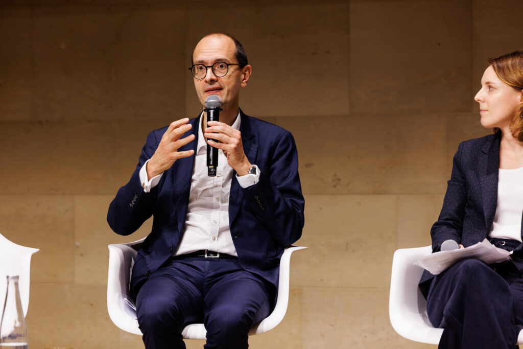 Deux intervenants en table ronde au Sommet de la Transformation à Paris, en novembre 2025
