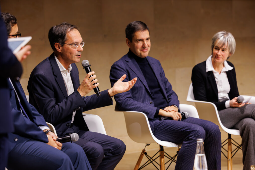 Intervenant prenant la parole lors du Sommet de la Transformation au 3 Mazarium à Paris, en novembre 2025