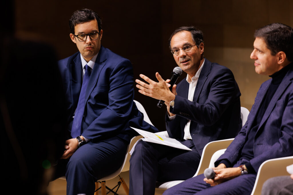 Trois intervenants en table ronde au Sommet de la Transformation au 3 Mazarium à Paris, novembre 2025