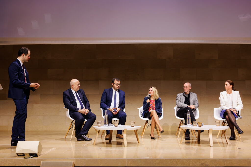 Table ronde réunissant six intervenants au Sommet de la Transformation à Paris, en novembre 2025