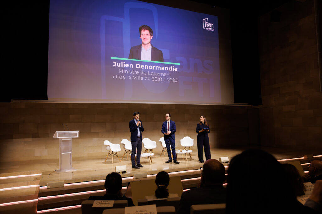 Trois intervenants sur scène lors du Sommet de la Transformation au 3 Mazarium à Paris, en novembre 2025