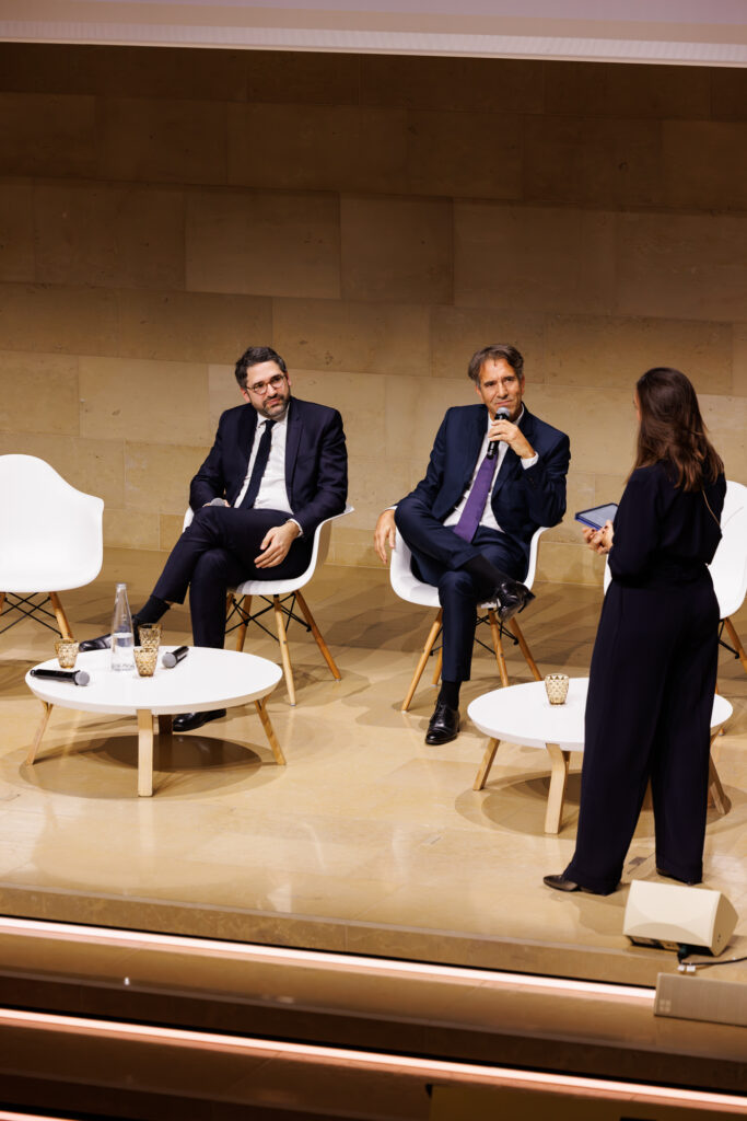Deux intervenants et une animatrice sur scène au Sommet de la Transformation au 3 Mazarium à Paris, novembre 2025