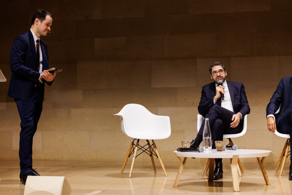Intervenants sur scène lors du Sommet de la Transformation au 3 Mazarium à Paris, en novembre 2025