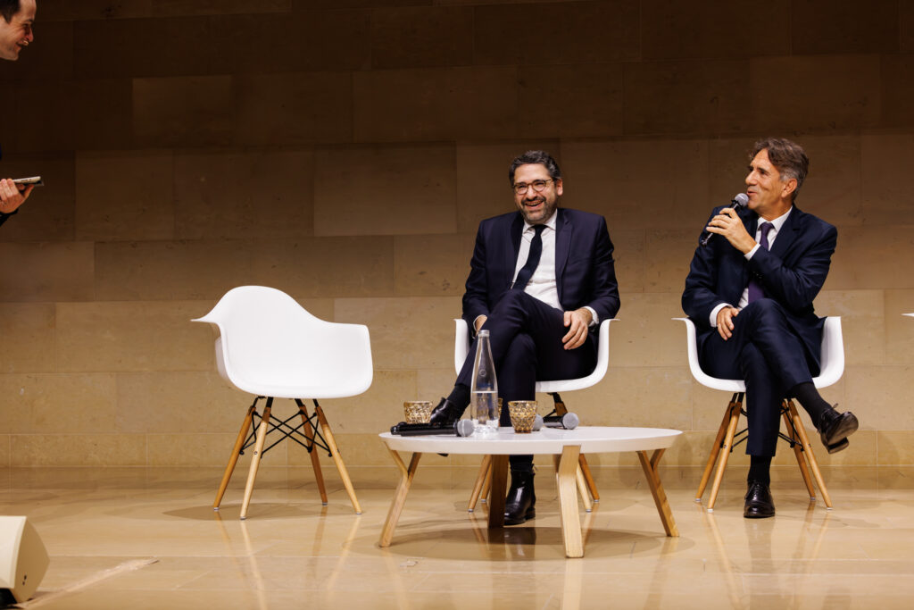 Deux intervenants en table ronde au Sommet de la Transformation au 3 Mazarium à Paris, novembre 2025
