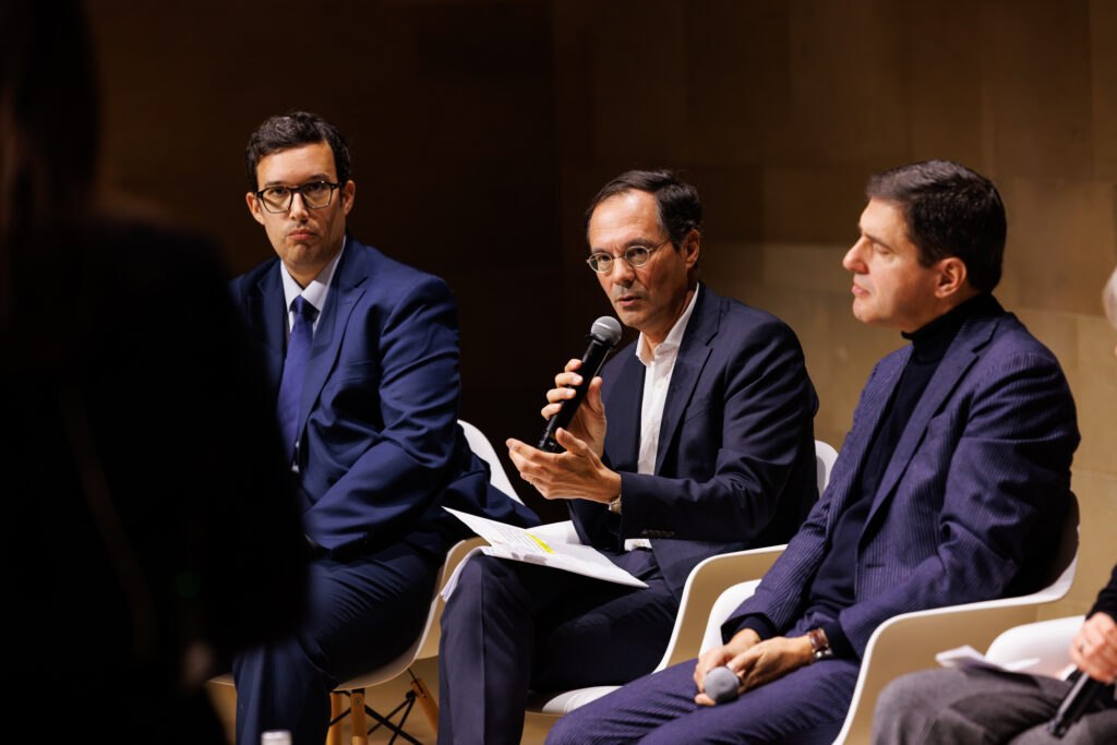 Trois intervenants en table ronde au Sommet de la Transformation au 3 Mazarium à Paris, en novembre 2025
