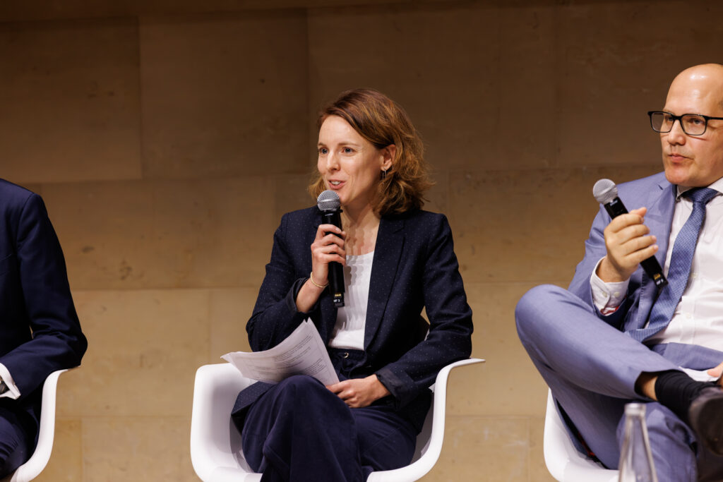 Intervenante prenant la parole lors du Sommet de la Transformation au 3 Mazarium à Paris, en novembre 2025