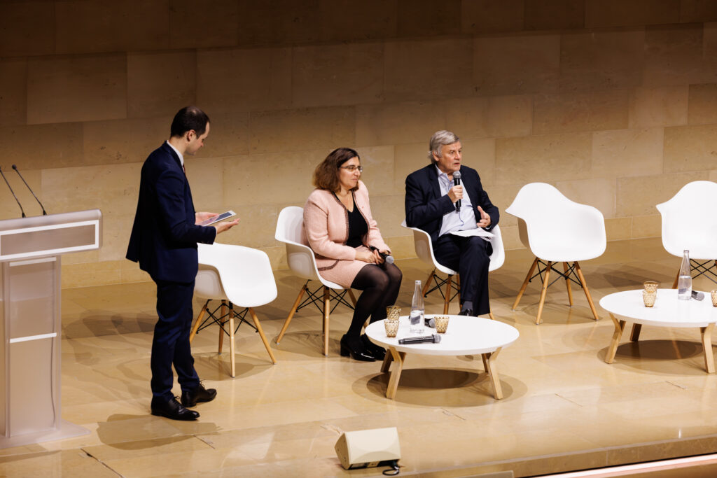 Table ronde avec trois intervenants au Sommet de la Transformation, au 3 Mazarium à Paris, en novembre 2025