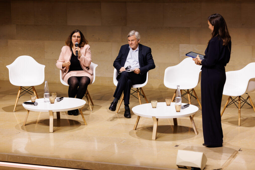 Table ronde avec deux intervenants et une animatrice au Sommet de la Transformation à Paris, novembre 2025