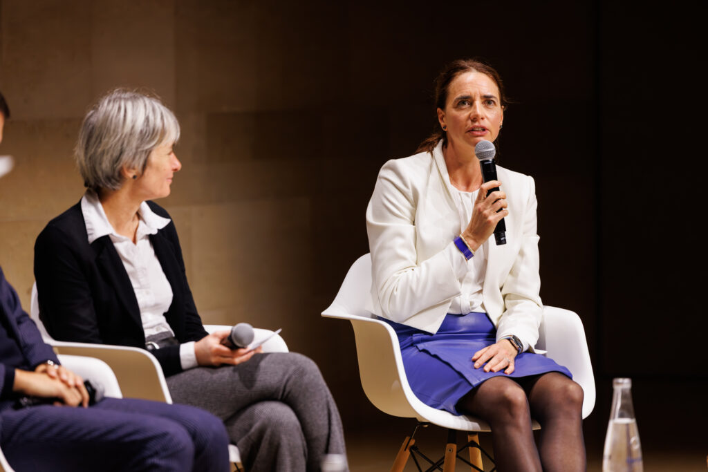 Intervenante prenant la parole au Sommet de la Transformation au 3 Mazarium à Paris, en novembre 2025
