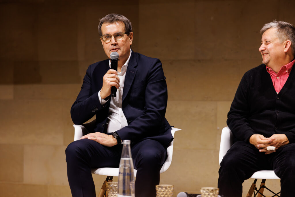 Deux intervenants, dont l’un au micro, lors du Sommet de la Transformation à Paris en novembre 2025